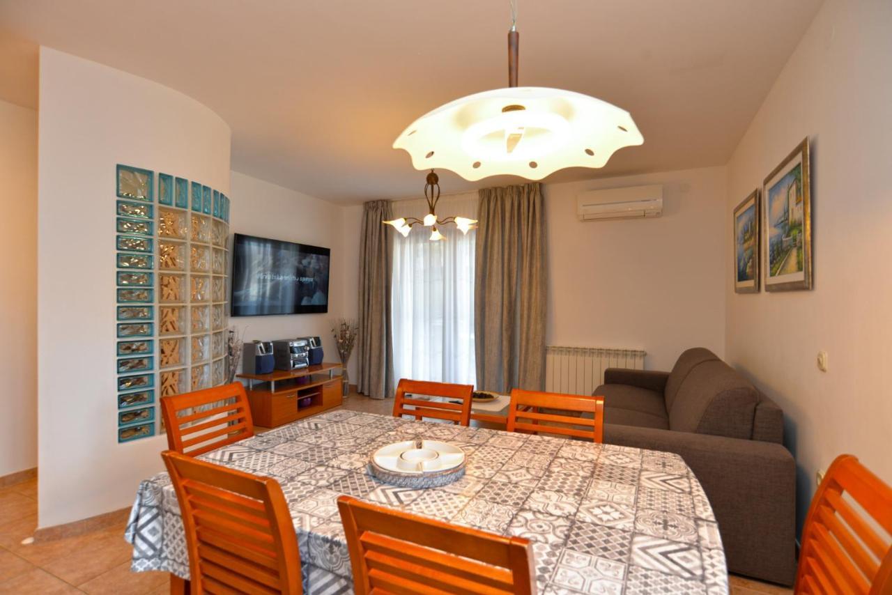 Apartments Elvis 1299 เวอร์ซาร์ ภายนอก รูปภาพ